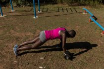 Determined female athlete doing push ups — Stock Photo