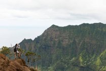 Escursionista in piedi sulla cima della montagna al Na Pali Coast State Park — Foto stock