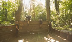 Вмістити чоловіків тренуватися над перешкодами в таборі для завантаження — стокове фото