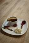 Fette biscottate con crema in un piatto su piattaforma di legno — Foto stock