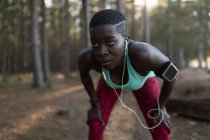 Визначена жінка-спортсменка слухає музику під час ранкового тренування — стокове фото