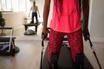 Mittelteil der Frau trainiert im Fitnessstudio auf Stretchgerät — Stockfoto