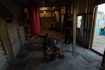 Jovens boxers do sexo masculino relaxando no estúdio de fitness — Fotografia de Stock