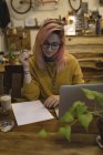 Молодая женщина делает заметки в кафе — стоковое фото