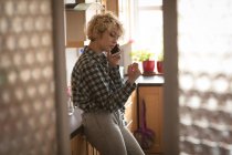 Жіночий блогер розмовляє на мобільному телефоні вдома — стокове фото