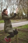 Красивая женщина делает селфи с мобильным телефоном в парке — стоковое фото