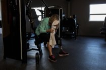 Behinderte Frau putzt sich im Fitnessstudio mit Handtuch das Gesicht — Stockfoto