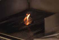Cocina de carne en barbacoa en el restaurante - foto de stock