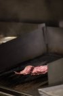 Cucina della carne al barbecue al ristorante — Foto stock