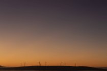 Mulini a vento in un parco eolico al crepuscolo — Foto stock