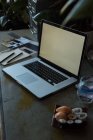 Крупный план ноутбука на столе дома — стоковое фото