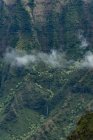 Nubes flotando sobre el Parque Estatal de la Costa de Na Pali - foto de stock
