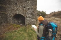Giovane escursionista donna che legge una mappa — Foto stock