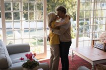 Romantisches Senioren-Paar tanzt gemeinsam zu Hause — Stockfoto