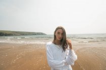 Bella donna sulla spiaggia in una giornata di sole — Foto stock