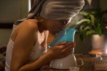 Schwangere benutzt Wellness-Dampfinhalator zu Hause — Stockfoto