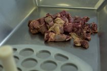 Gros plan sur la viande glacée dans la boucherie — Photo de stock