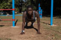 Entschlossene Athletin macht Liegestütze im Wald — Stockfoto
