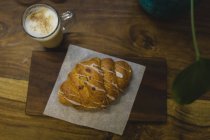 Croissant e café servido na mesa em uma cafeteria — Fotografia de Stock