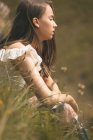 Close-up de mulher bonita sentada em um prado — Fotografia de Stock