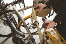 Frau parkt ihr Fahrrad am Fahrradständer — Stockfoto