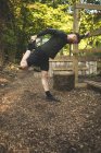 Hombre en forma haciendo ejercicio en el campamento de entrenamiento en un día soleado - foto de stock