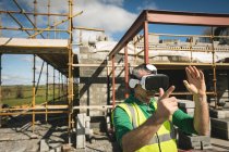 Engenheiro experimentando fone de ouvido VR no local de construção em um dia ensolarado — Fotografia de Stock