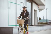 Mulher bonita no capacete andar de bicicleta — Fotografia de Stock