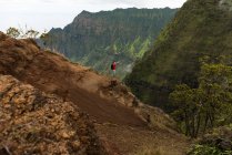 Hiker standing at the edge of mountain at Na Pali Coast State Park — Stock Photo