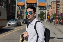 Чоловік переходить вулицю в сонячний день — стокове фото