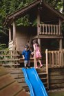 Geschwister spielen zu Hause im Garten — Stockfoto