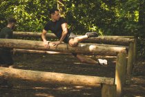 Вмістити чоловіка тренуватися на фітнес-трейл в таборі для завантаження — стокове фото