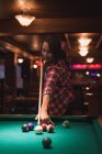 Женщина, играющая в бильярд в ночном клубе — стоковое фото