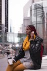 Giovane donna che parla al cellulare in strada — Foto stock