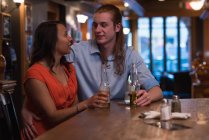 Романтическая пара, пьющая пиво в ночном клубе — стоковое фото