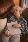 Giovane donna che dorme in soggiorno a casa — Foto stock