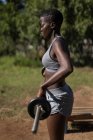 Визначена жінка-спортсменка, що піднімає штангу — стокове фото