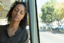 Женщина расслабляется во время путешествия в автобусе — стоковое фото