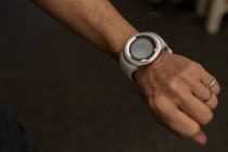 Mulher com deficiência verificar o tempo em smartwatch no ginásio — Fotografia de Stock