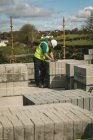 Konzentrierter Ingenieur steht mit Tablet zwischen den Betonplatten — Stockfoto