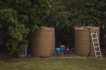 Tanque de armazenamento de água em um dia de sol — Fotografia de Stock