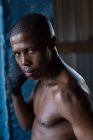 Retrato del boxeador masculino en el gimnasio - foto de stock