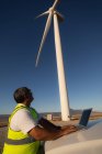 Інженер використовує ноутбук на вітроелектростанції — стокове фото