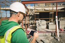 Nahaufnahme des Ingenieurs mit digitalem Tablet auf der Baustelle — Stockfoto