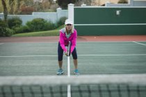 Porträt Seniorin spielt Tennis auf Tennisplatz — Stockfoto