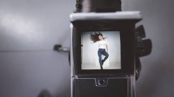 Close-up da imagem de modelos na câmera digital no estúdio de fotografia — Fotografia de Stock