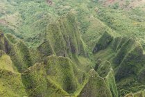 Antenne üppiger Bergketten im Nationalpark an der Küste von Pali — Stockfoto