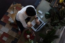 Homem atento usando laptop em casa — Fotografia de Stock