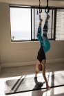 Mulher exercitando-se na rede balanço funda no estúdio de fitness — Fotografia de Stock