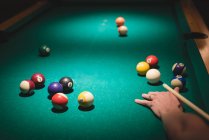 Mann spielt Snooker im Nachtclub — Stockfoto